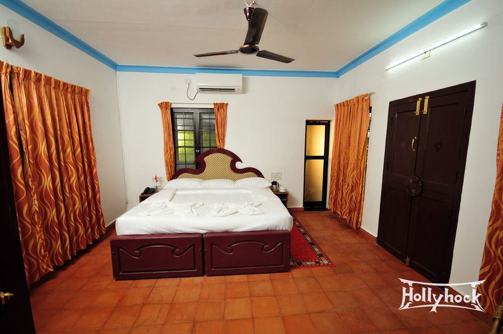 Holly Hock Bed & Breakfast Мунар Екстериор снимка