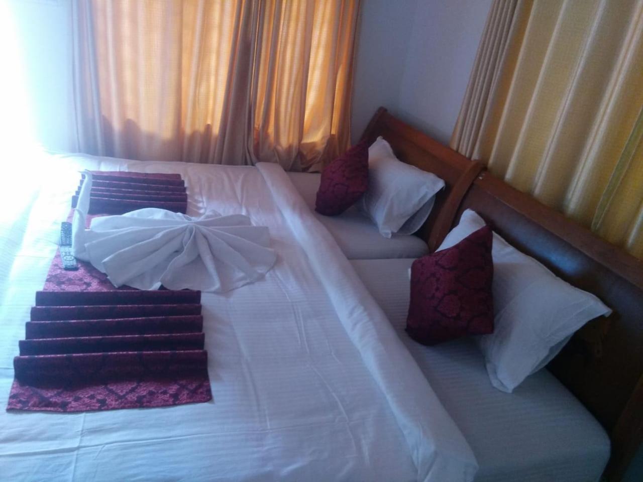 Holly Hock Bed & Breakfast Мунар Екстериор снимка