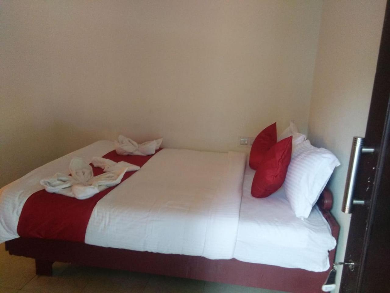 Holly Hock Bed & Breakfast Мунар Екстериор снимка